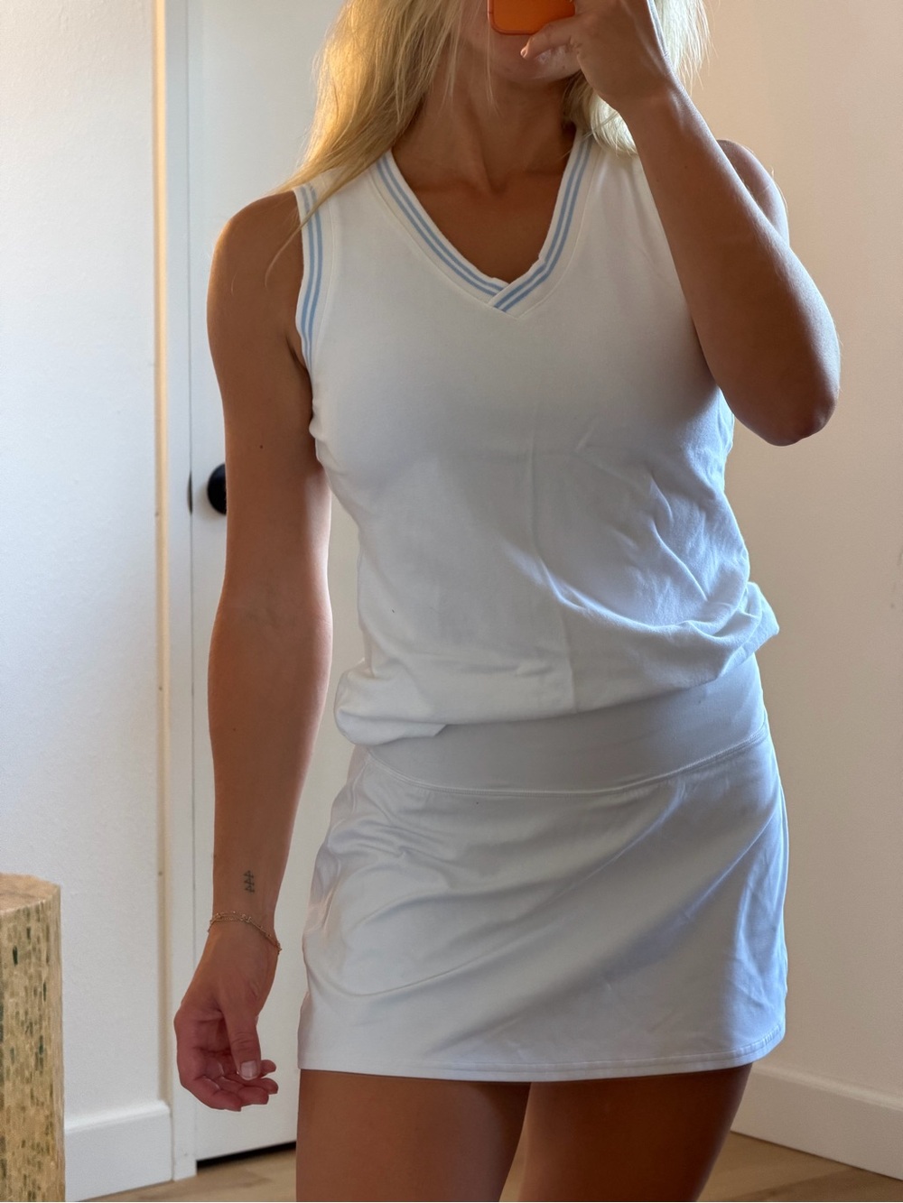 St. John’s Bay White & Blue Sleeveless V-Neck Tennis Tank Size Small